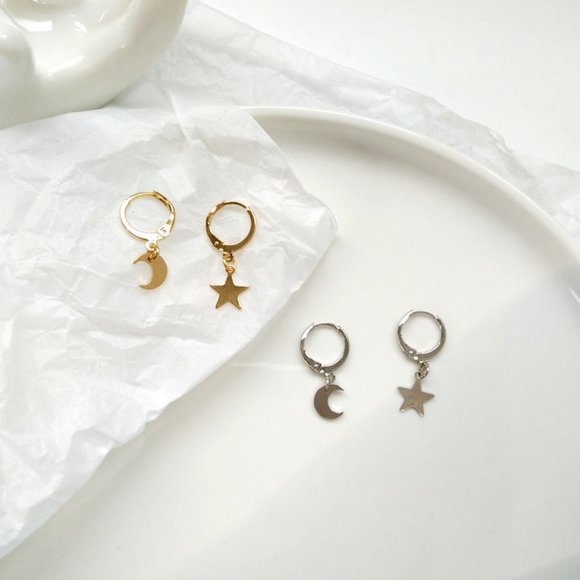 LAST ONE 💖Minimalist Moon Star huggie Earrings - Picture 2 of 13